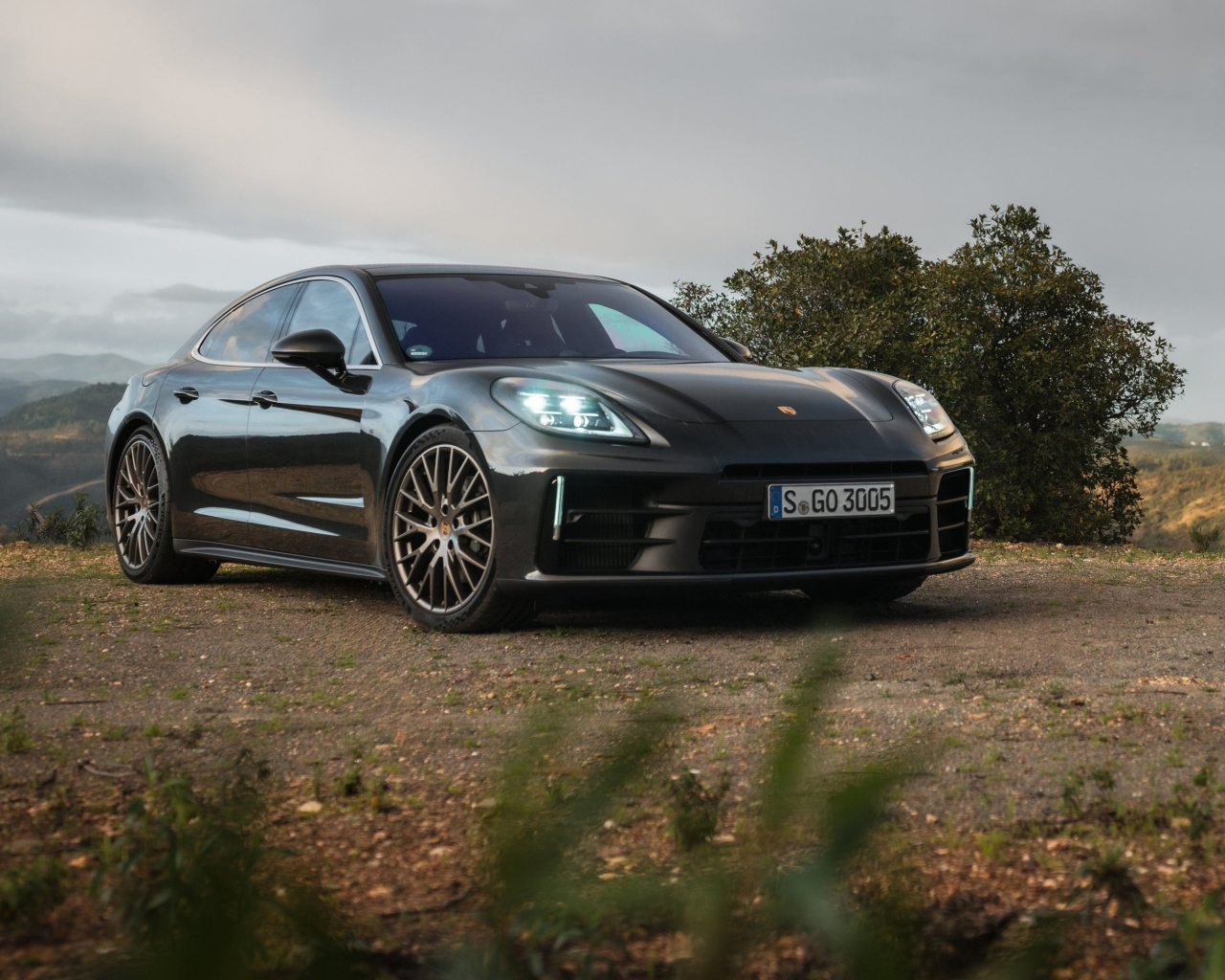 Черный автомобиль Porsche Panamera 2024 года