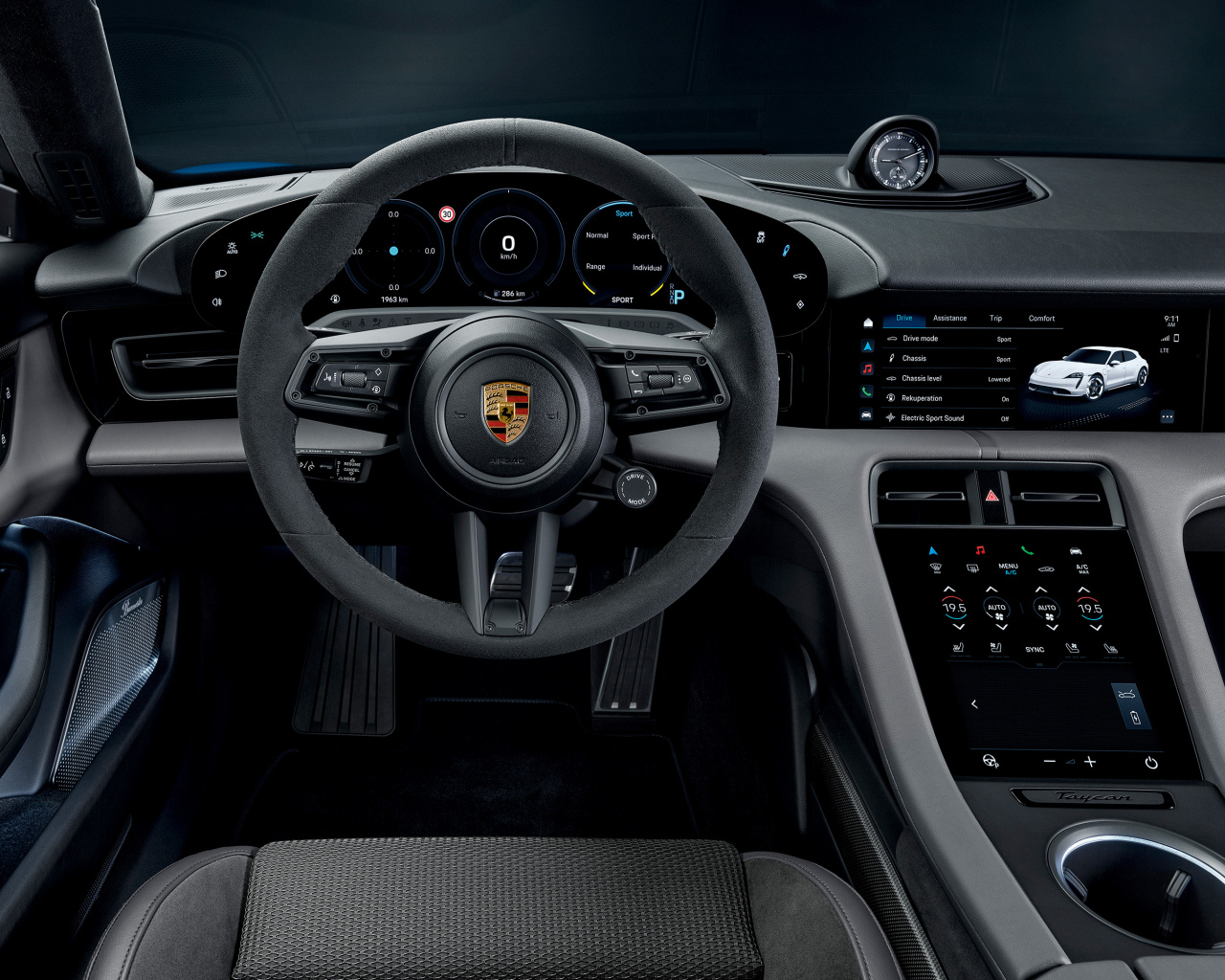 Черный салон автомобиля Porsche Taycan Turbo S