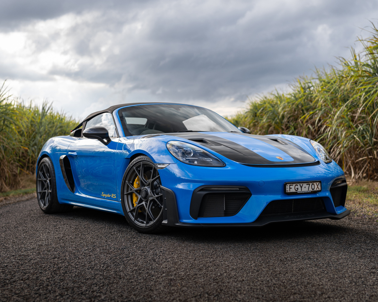 Голубой автомобиль Porsche 718 Spyder RS Weissach Package 2024 года