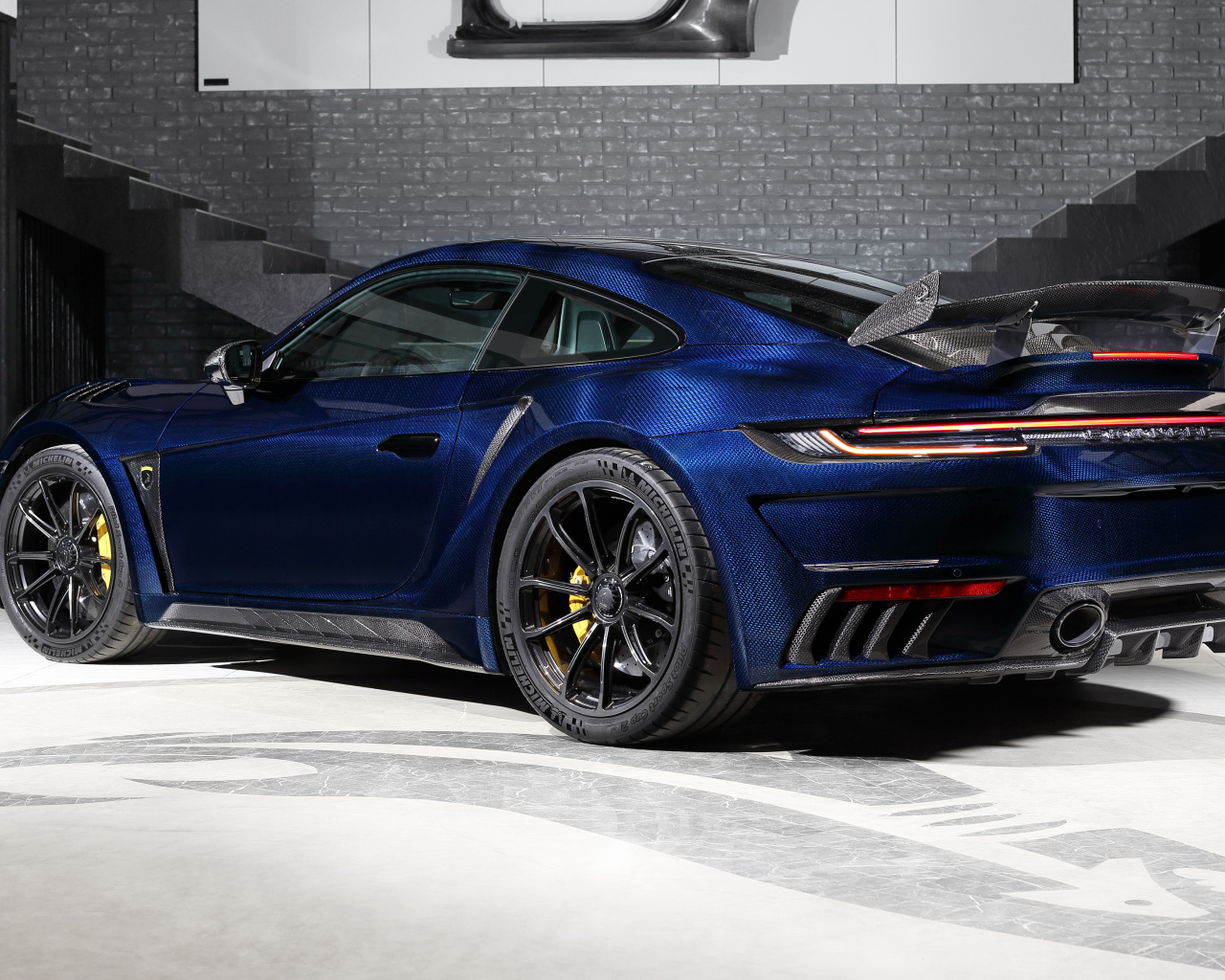 Синий автомобиль TopCar Porsche 911 Turbo S Stinger GTR Stealth Edition 2024  года