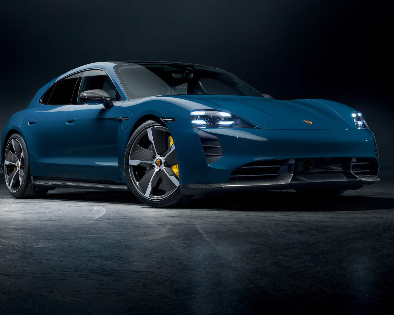 Синий автомобиль Porsche Taycan Turbo S