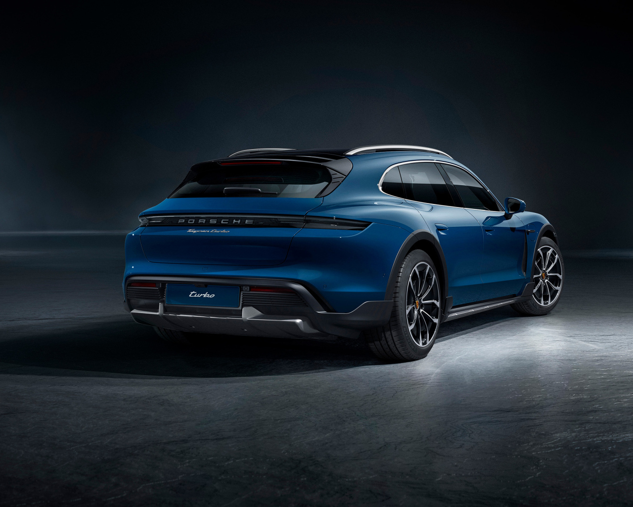 Синий автомобиль Porsche Taycan Turbo вид сзади