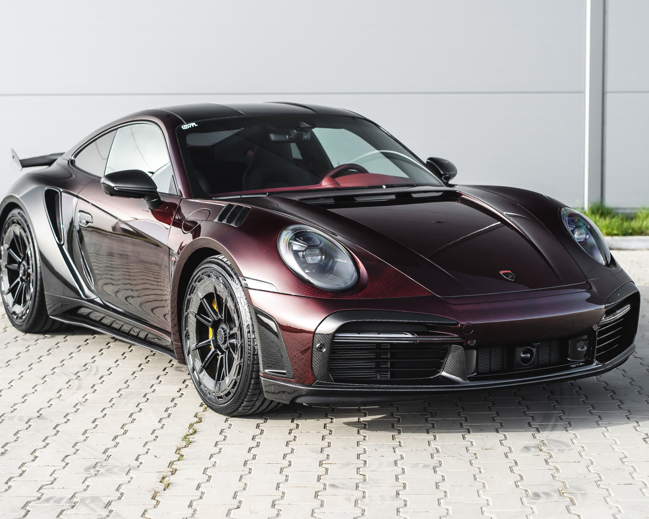 Бордовый автомобиль TopCar Porsche 911 Turbo S Stinger GTR Stealth Edition