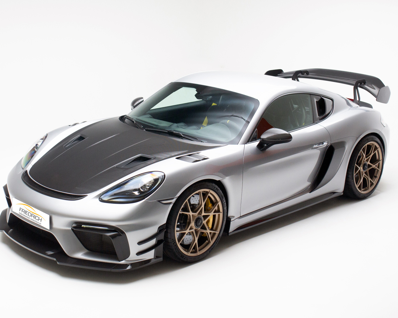 Быстрый Porsche 718 Cayman GT4 RS на белом фоне