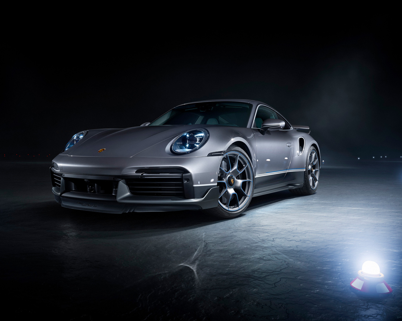 Быстрый серебристый автомобиль Porsche 911 Turbo S