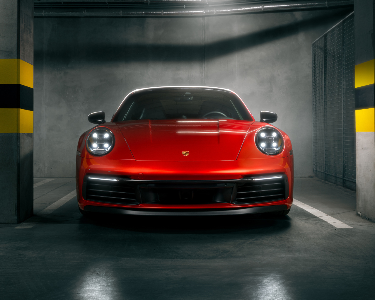 Вид спереди на красный автомобиль Porsche 911 Carrera S