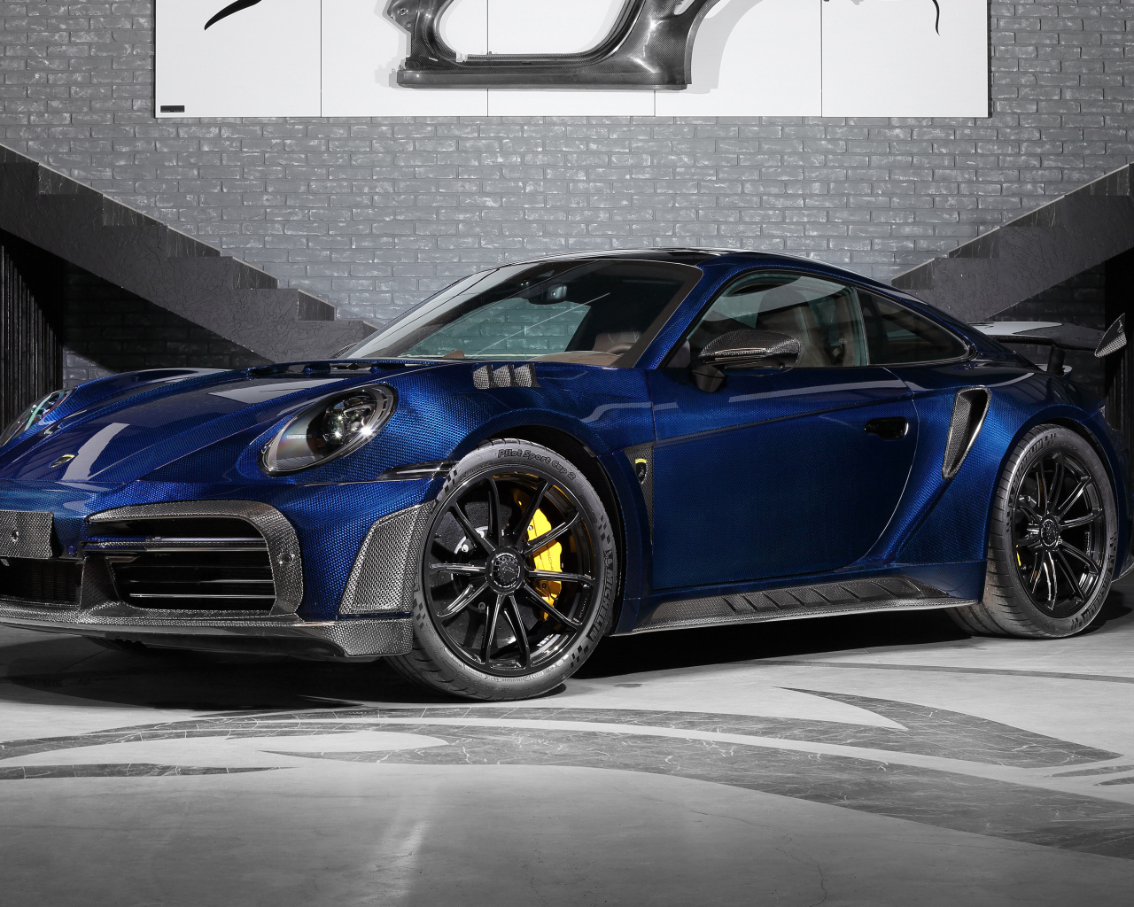 Вид спереди на TopCar Porsche 911 Turbo S Stinger GTR Stealth Edition 2024  года