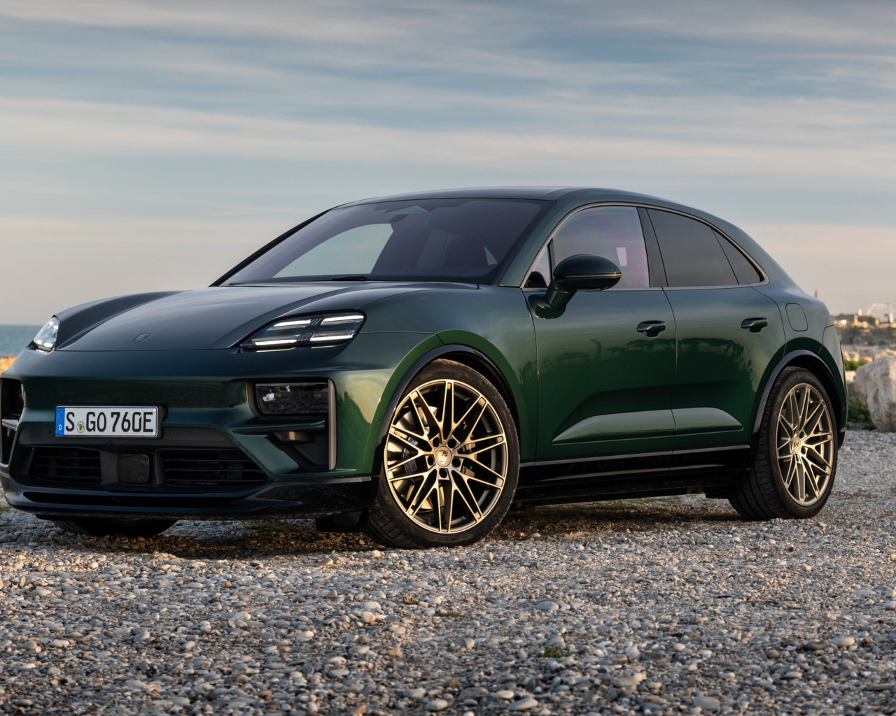 Зеленый автомобиль Porsche Macan Turbo 2024 года