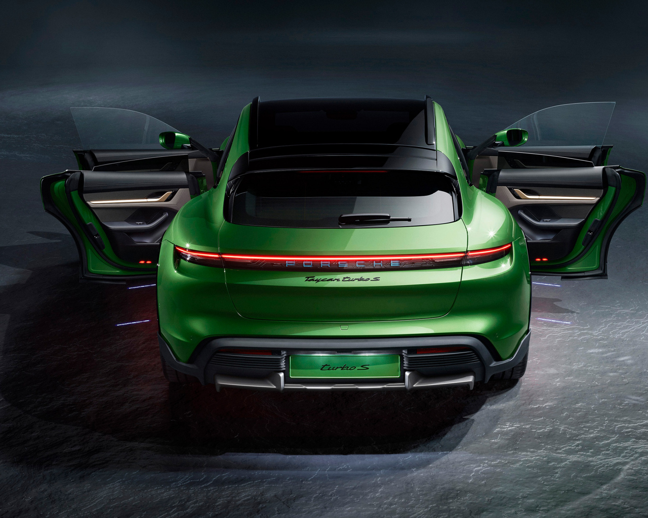 Зеленый автомобиль Porsche Taycan Turbo S вид сзади