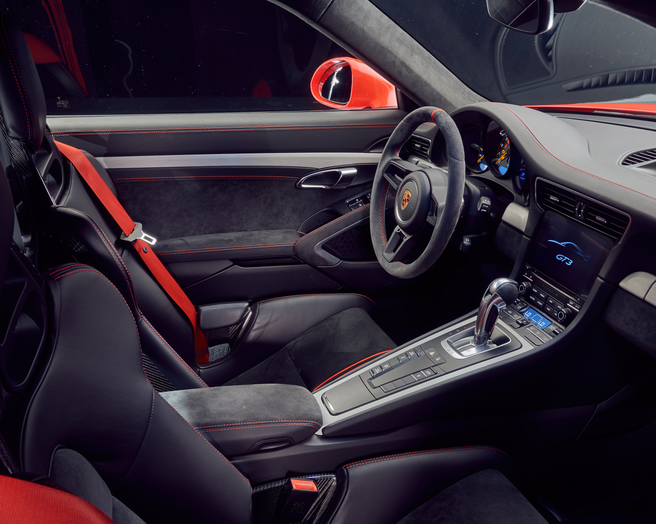Салон спортивного автомобиля Porsche 911 GT3