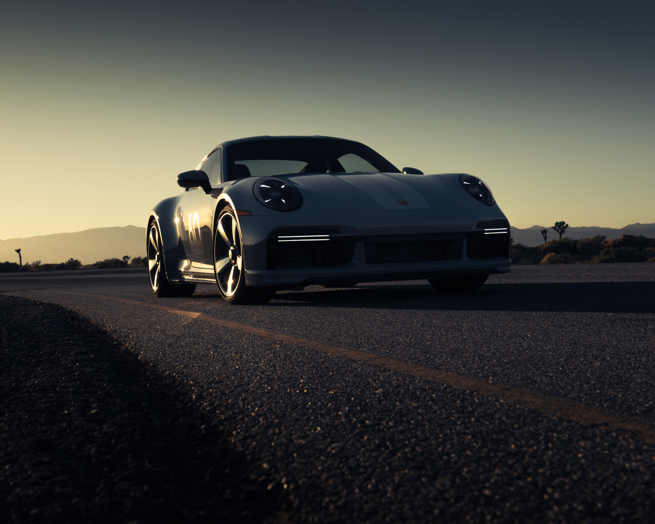 Автомобиль Porsche 911 Sport Classic на дороге