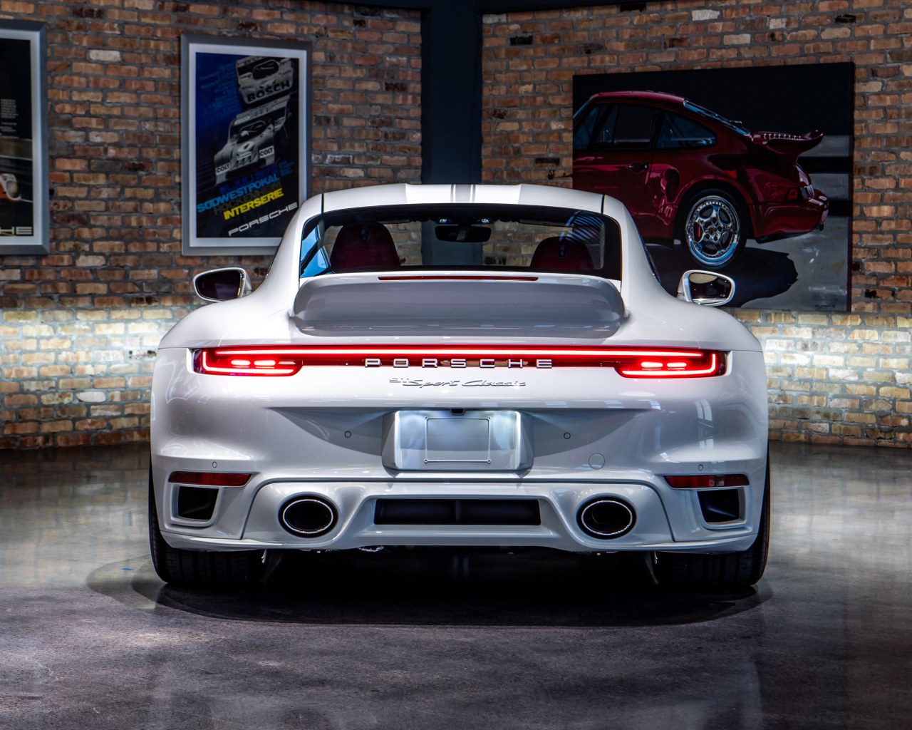 Автомобиль Porsche 911 Sport Classic вид сзади