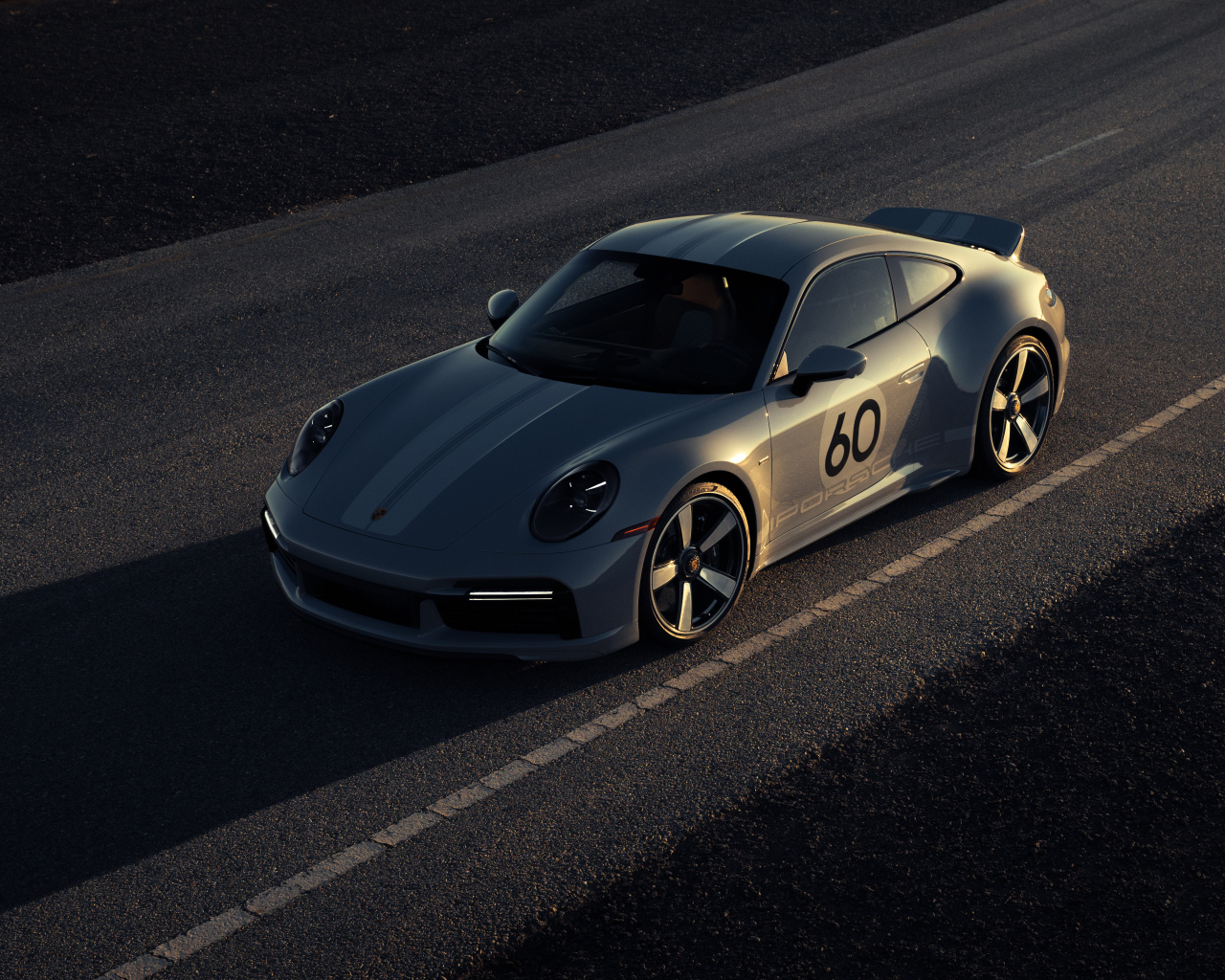 Гоночный автомобиль Porsche 911 Sport Classic на трассе