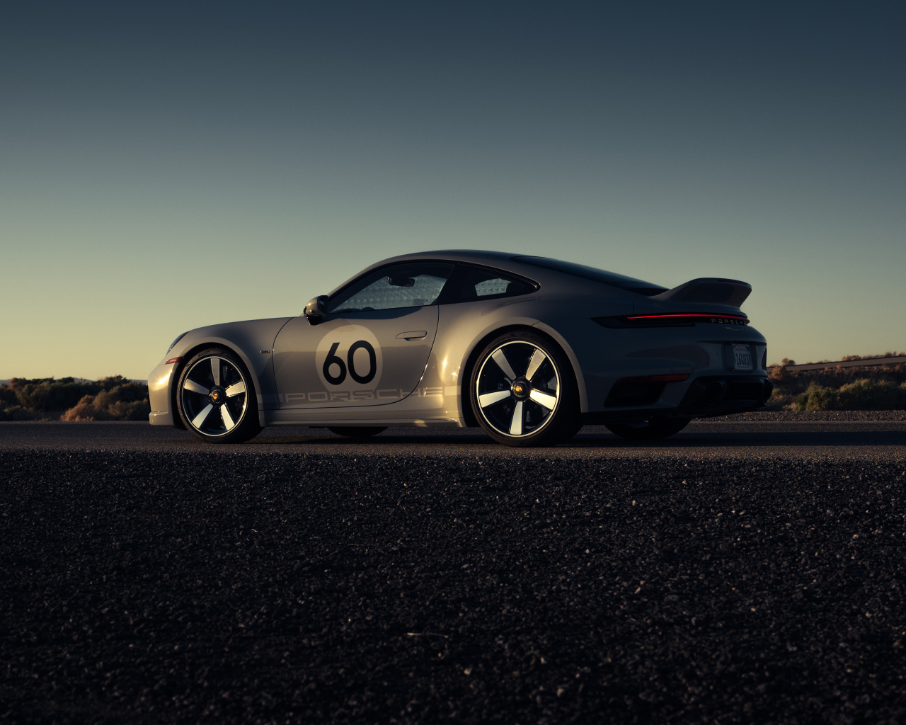 Автомобиль Porsche 911 Sport на дороге