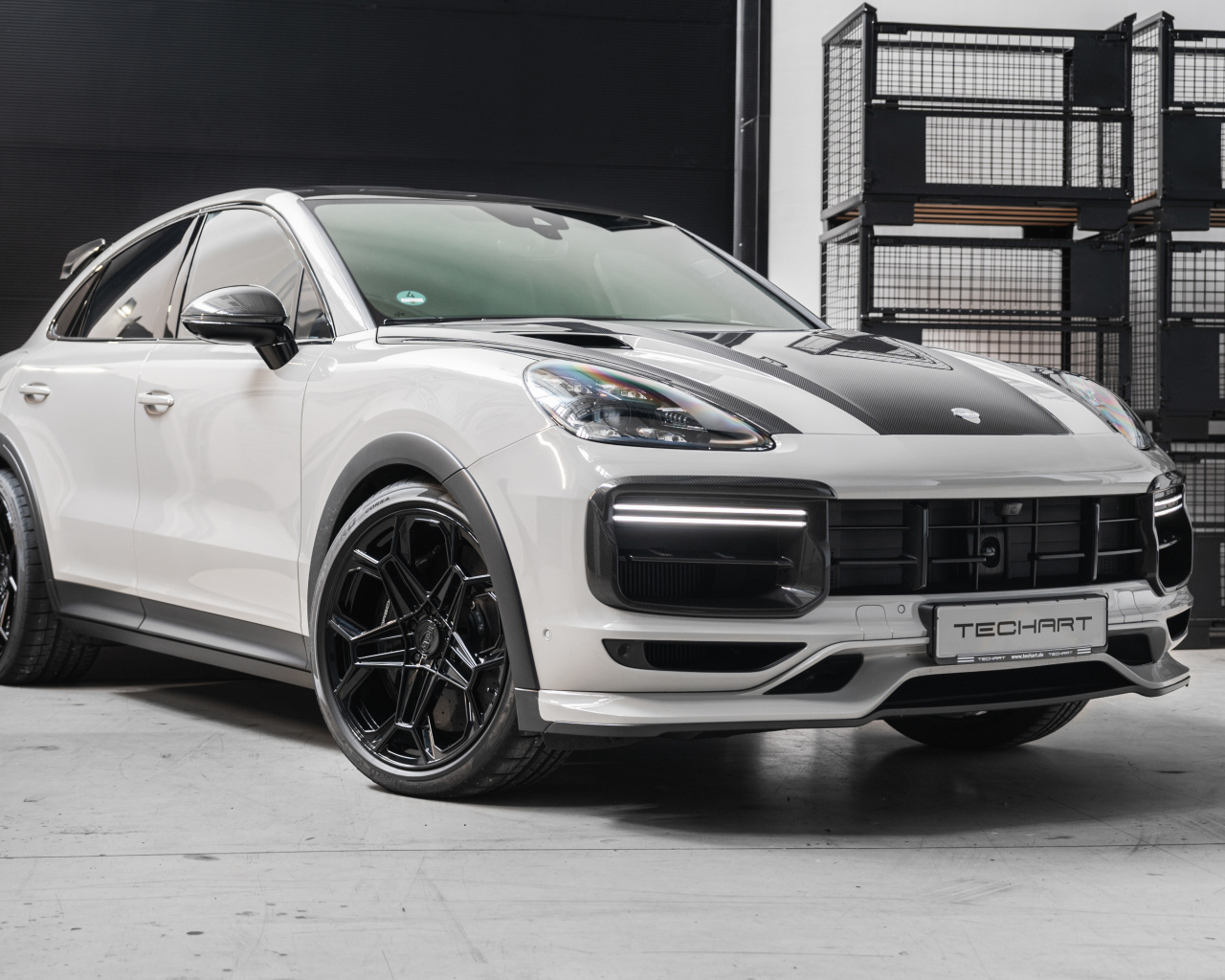 Автомобиль Porsche Cayenne Turbo GT в гараже