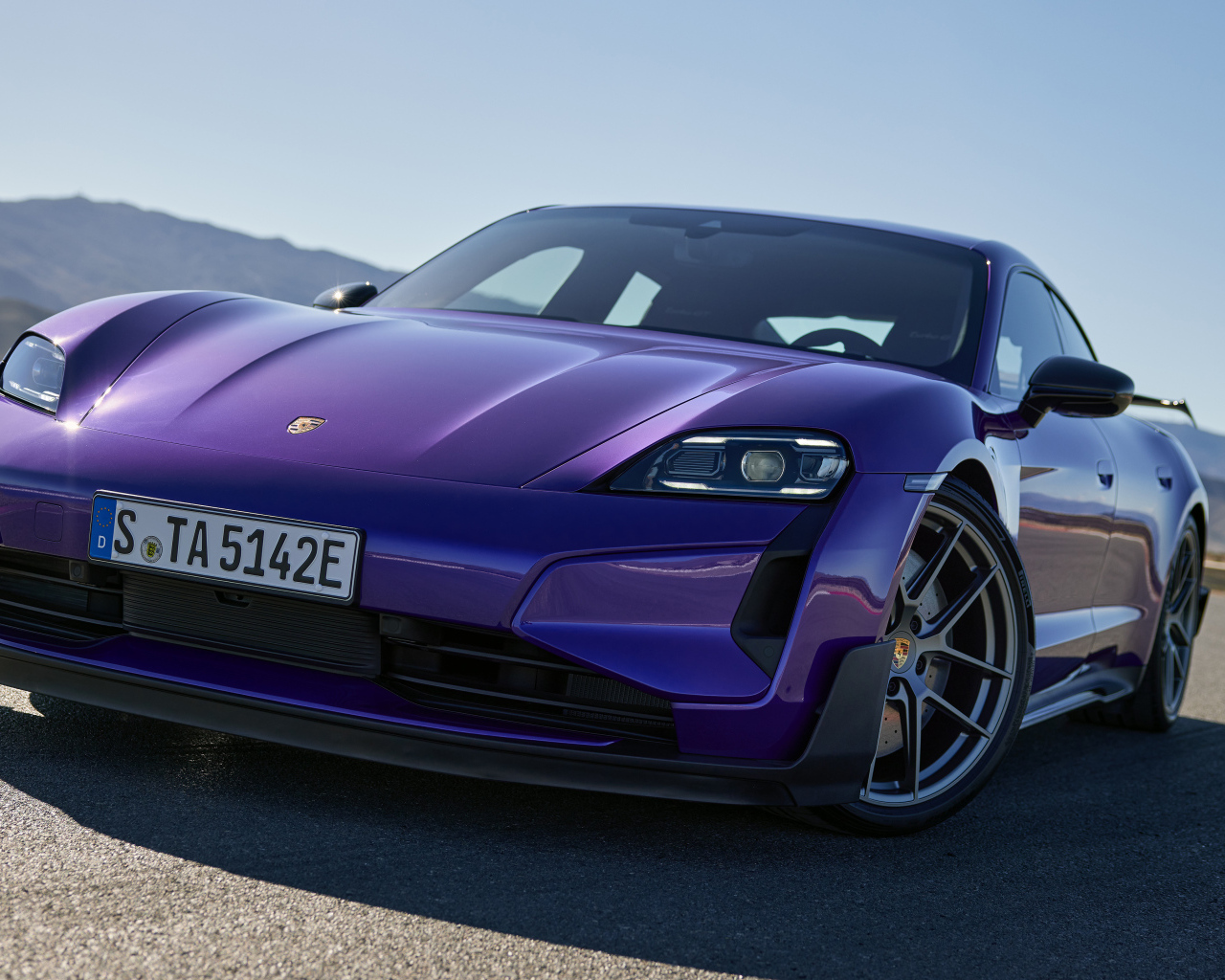 Фиолетовый автомобиль  Porsche Taycan Turbo GT Weissach Package 2024 года