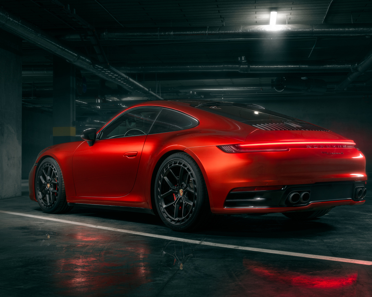 Вид сзади на красный автомобиль Porsche 911 Carrera S