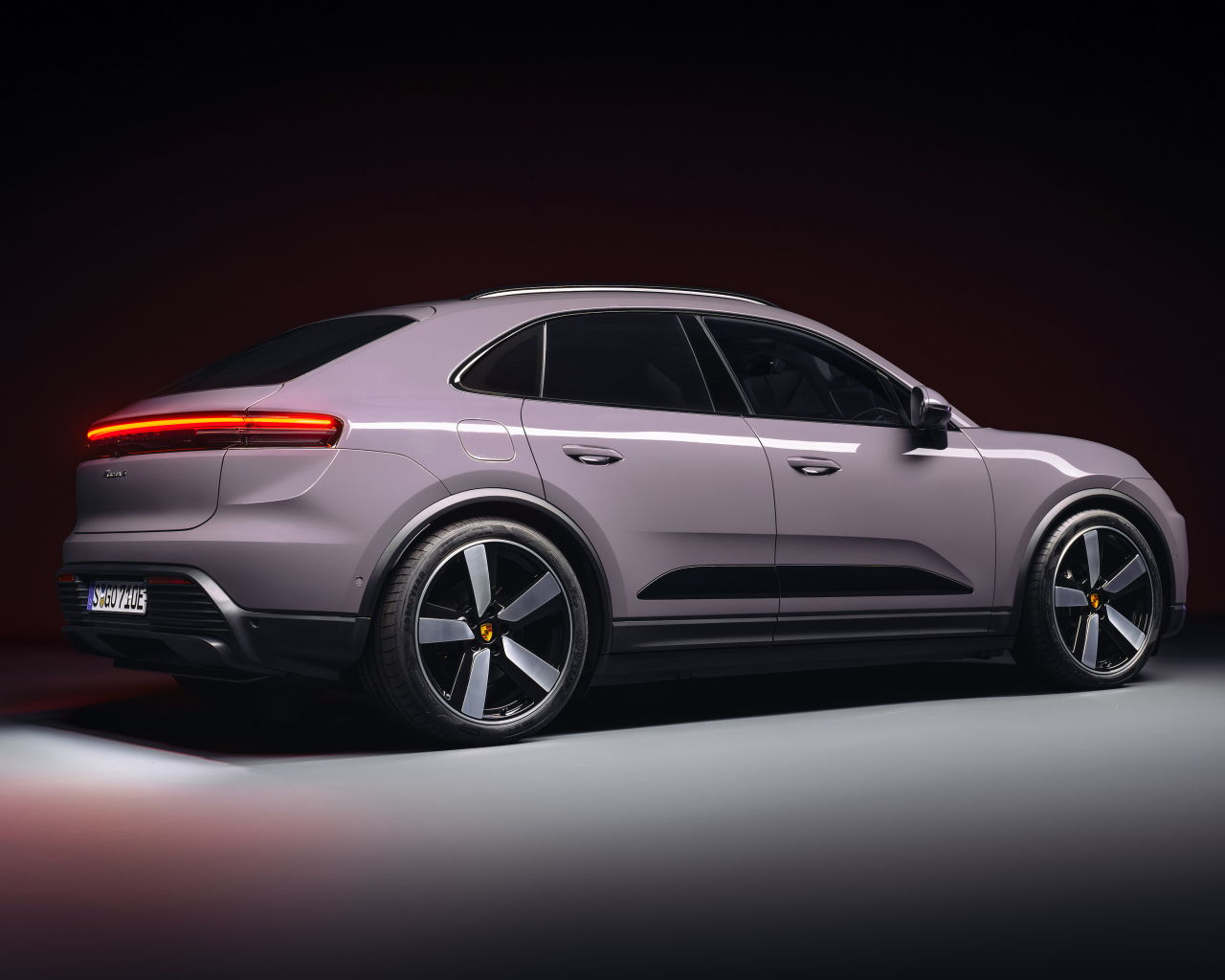 Вид сзади на автомобиль Porsche Macan 4 2024 года