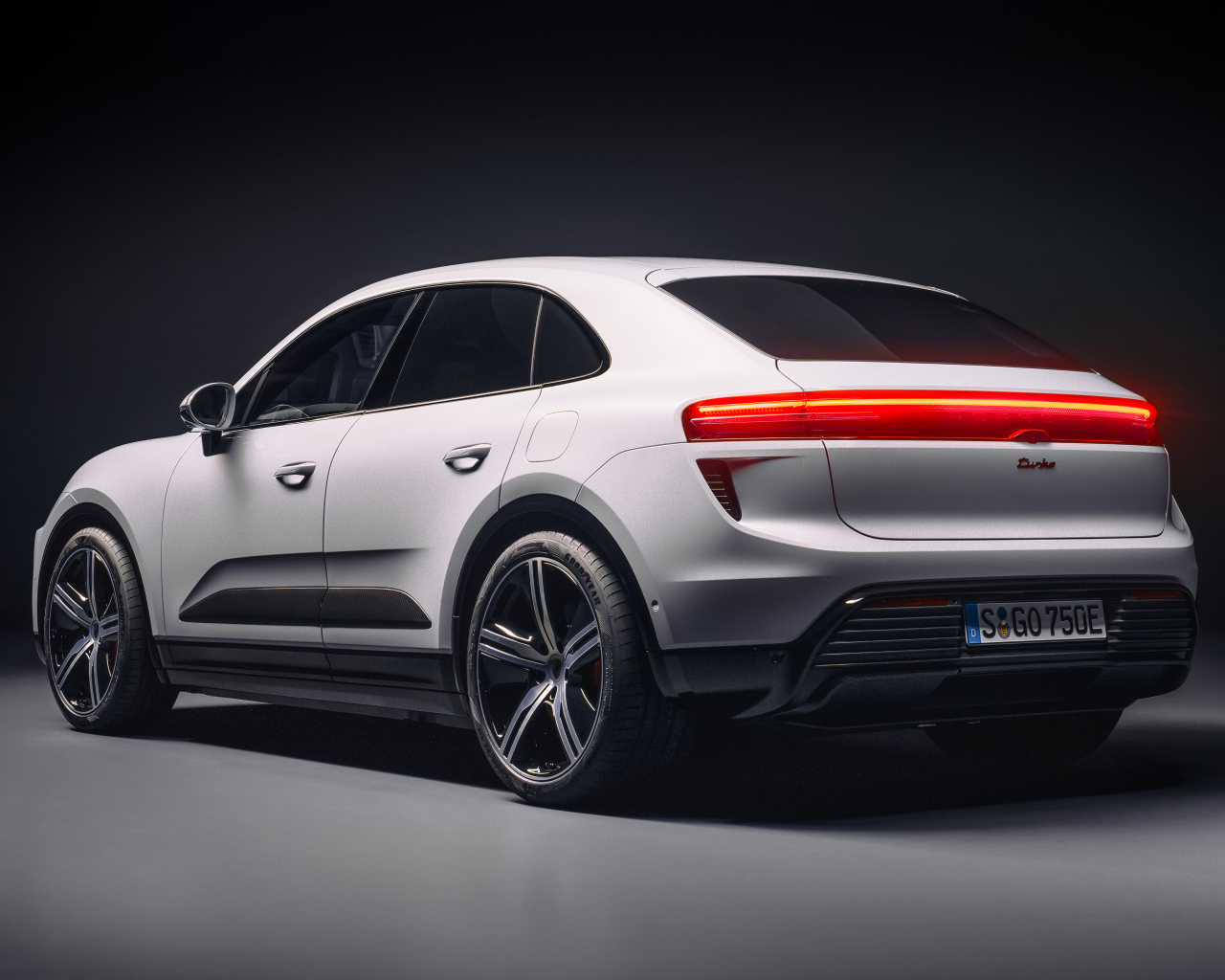 Вид сзади на автомобиль Porsche Macan Turbo 2024 года