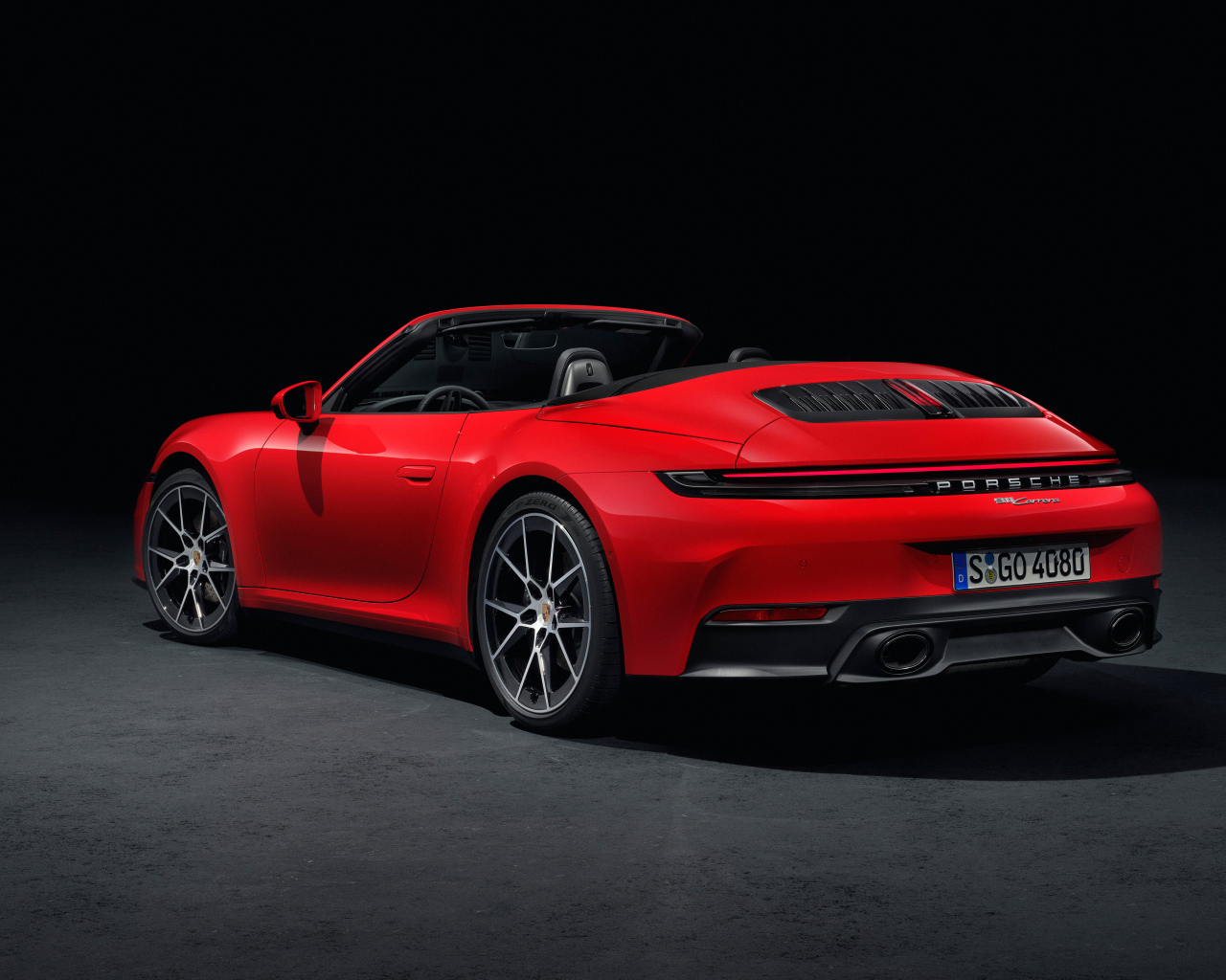 Красный  Porsche 911 Carrera Cabriolet 2024 года вид сзади