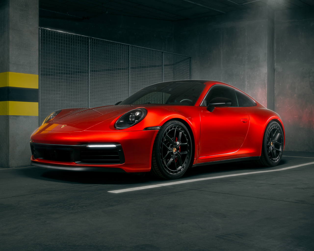 Красный Porsche 911 Carrera S в здании