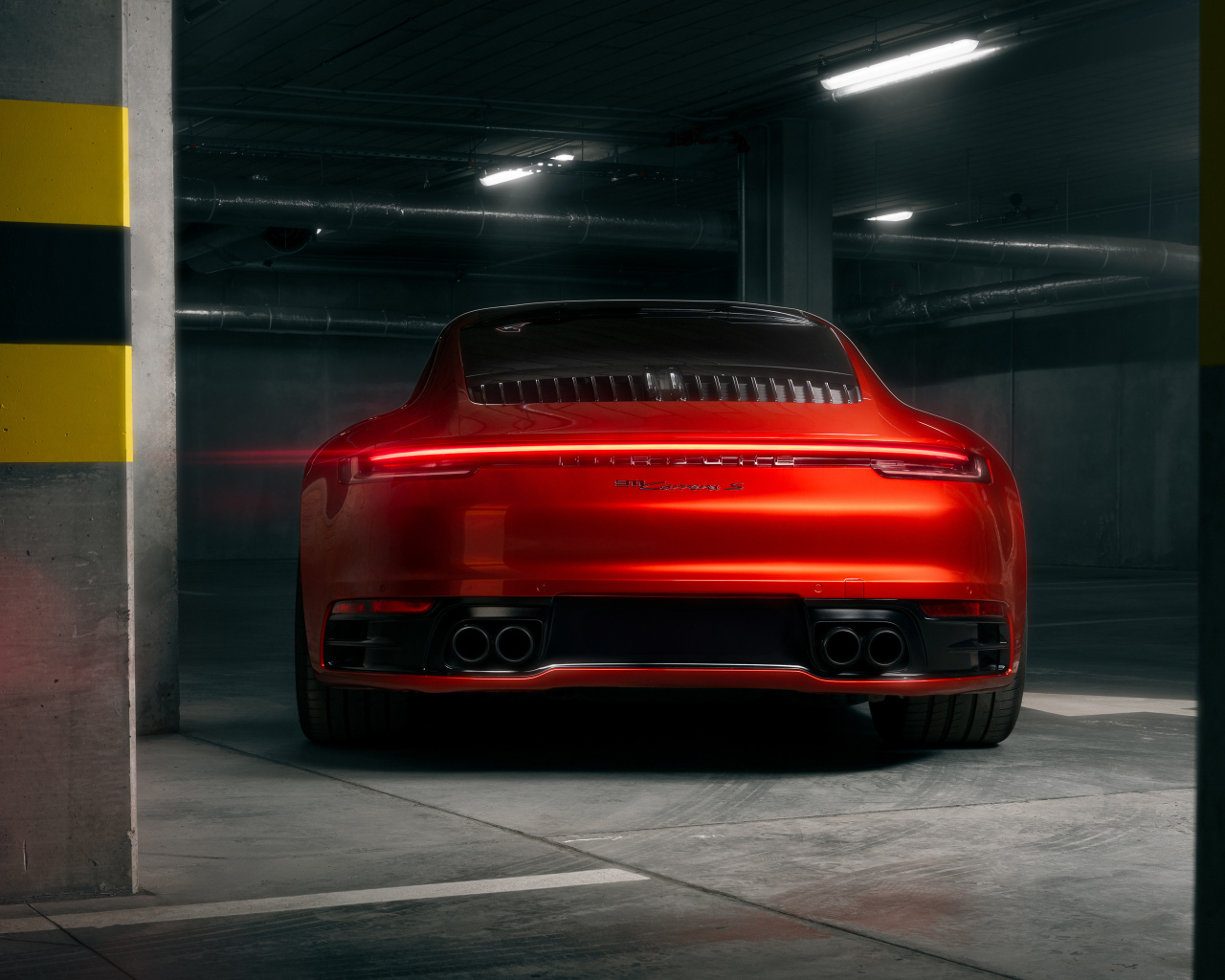 Красный автомобиль Porsche 911 Carrera S вид сзади