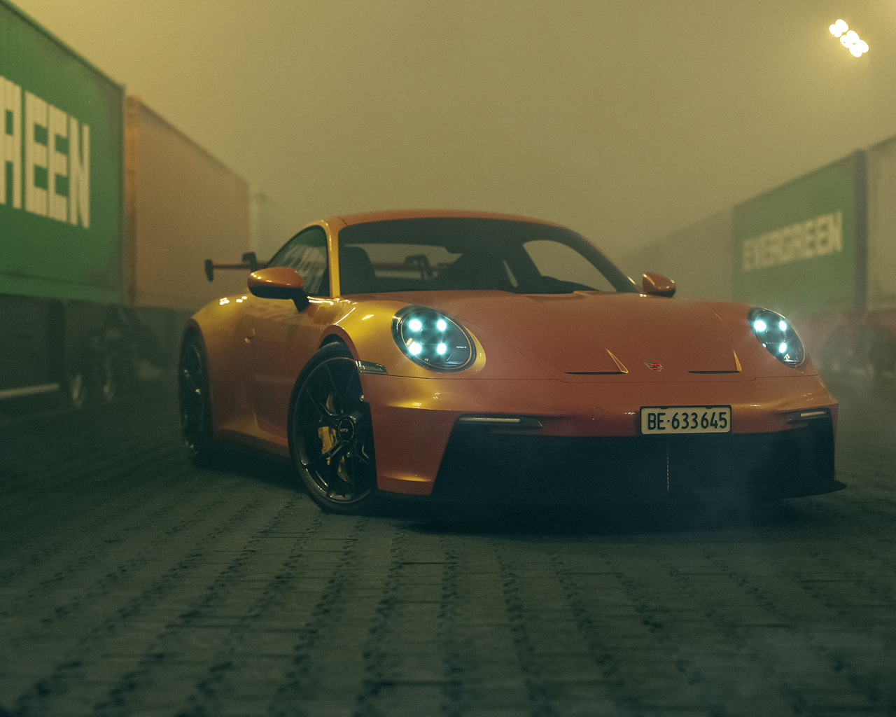 Красный автомобиль Porsche 911 GT3 CGI  в порту
