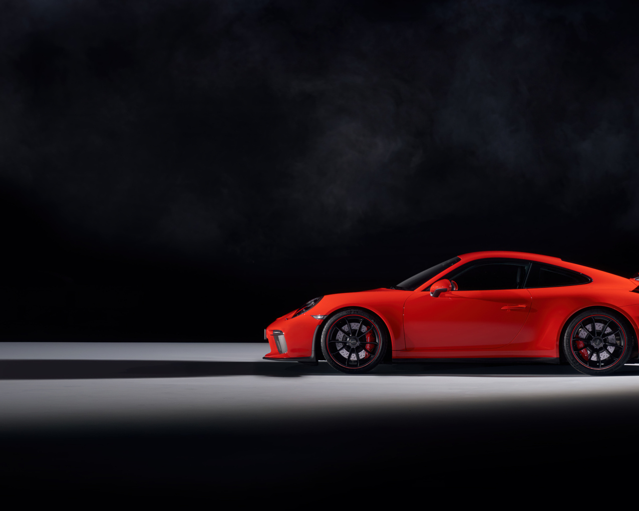 Красный автомобиль Porsche 911 GT3 вид сбоку