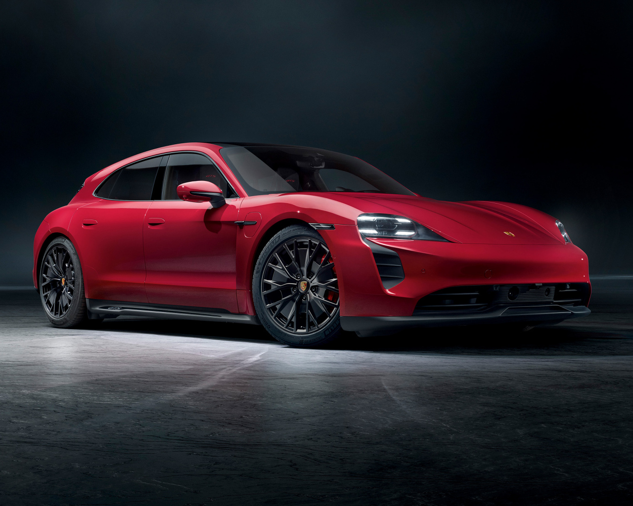 Красный автомобиль Porsche Taycan GTS