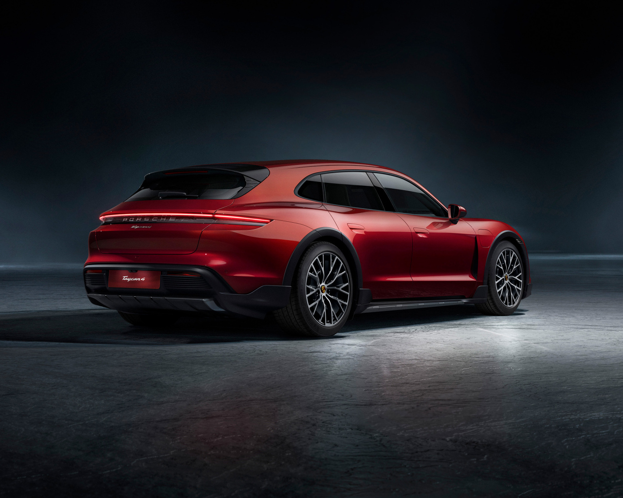 Красный автомобиль Porsche Taycan вид сзади