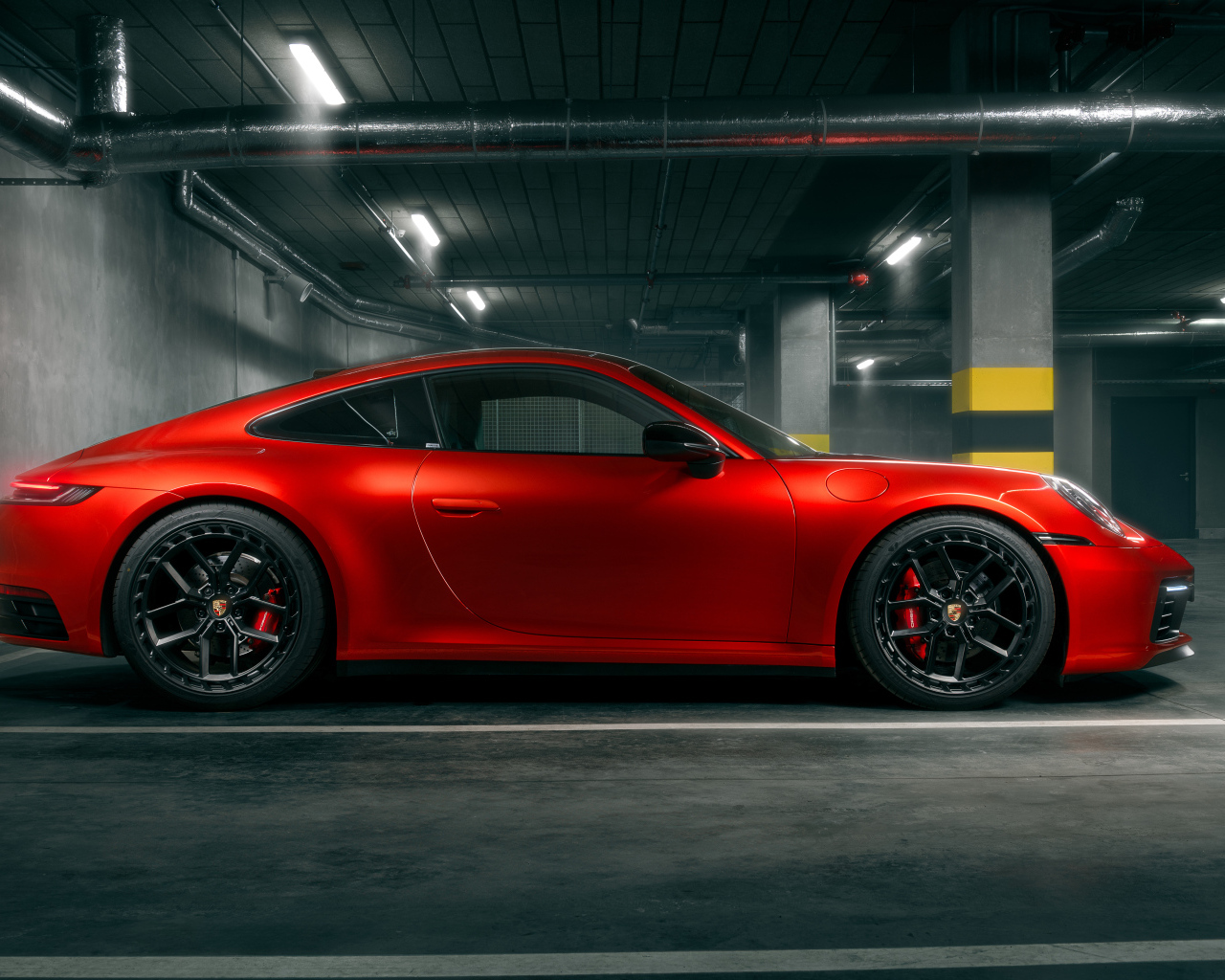 Вид сбоку на автомобиль Porsche 911 Carrera S