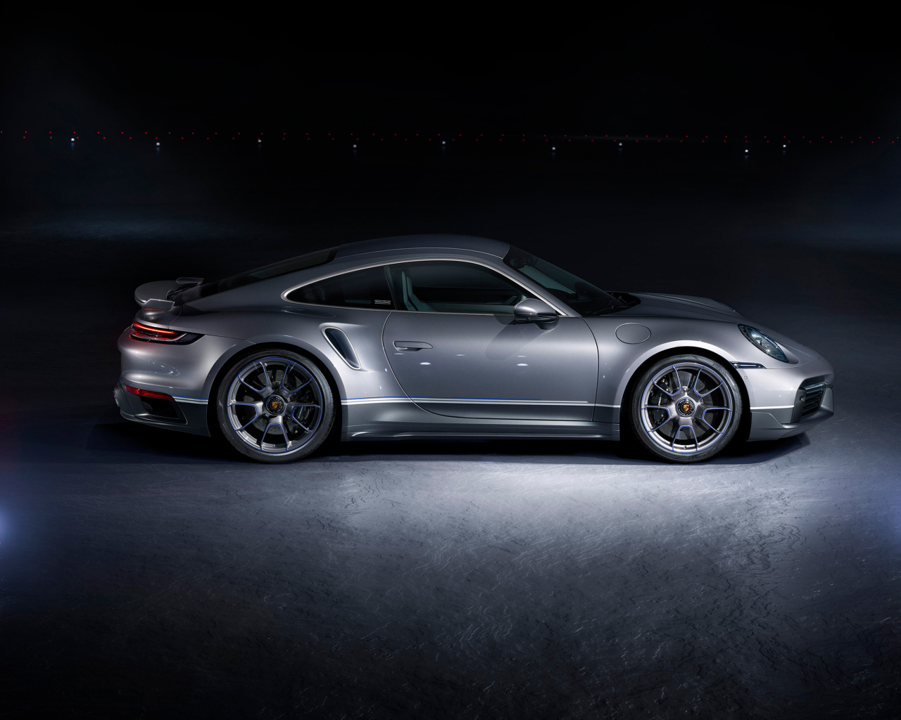 Серебристый автомобиль Porsche 911 Turbo S