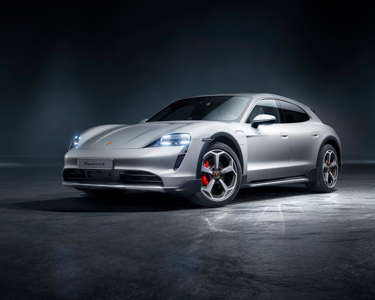 Серебристый автомобиль Porsche Taycan