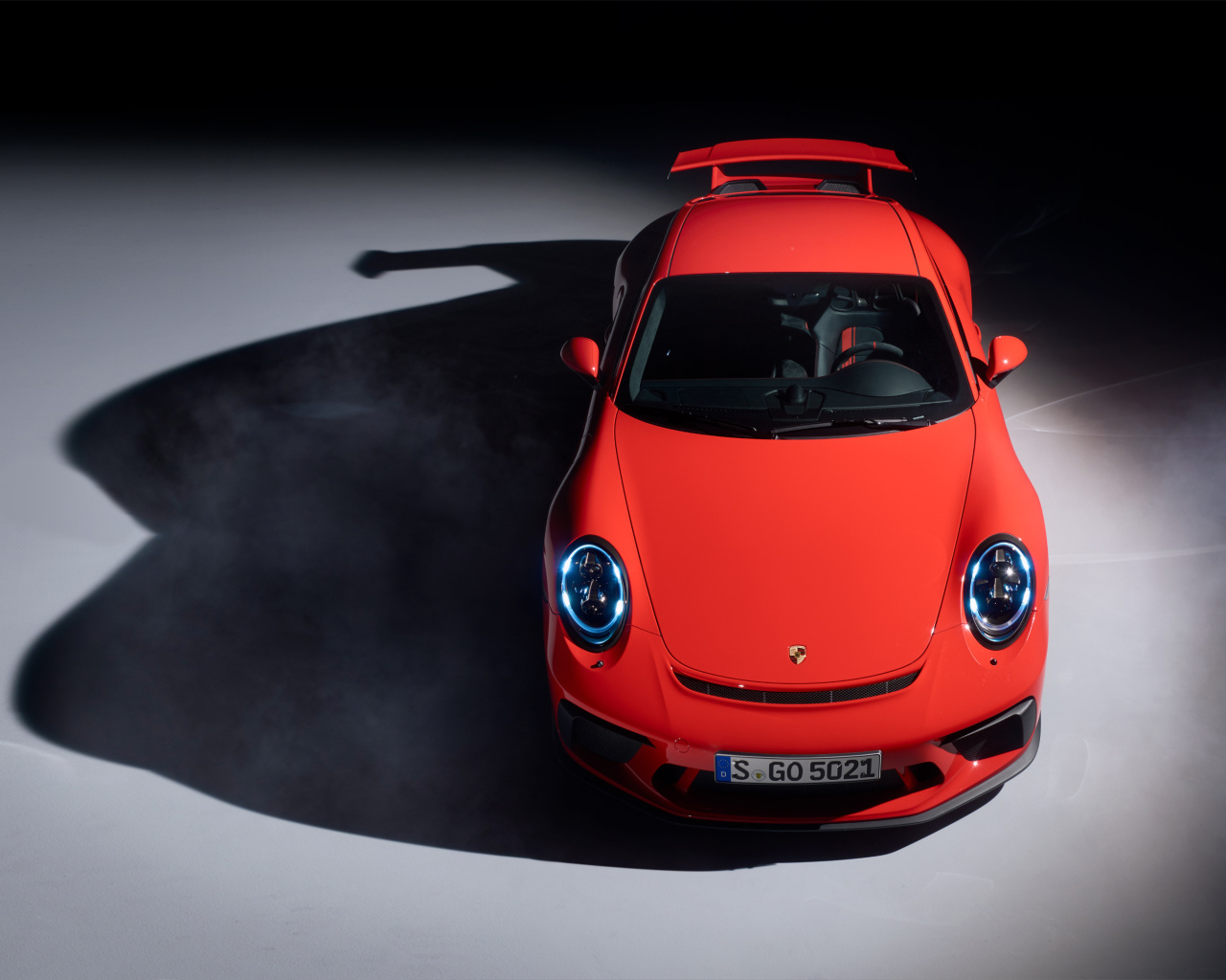 Вид сверху на красный автомобиль Porsche 911 GT3