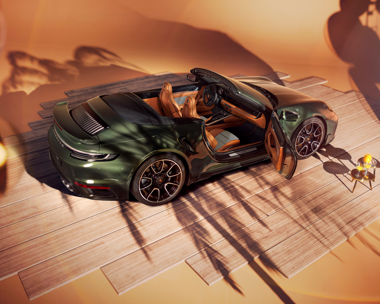 Вид сверху на автомобиль Porsche 911 Turbo S Cabriolet