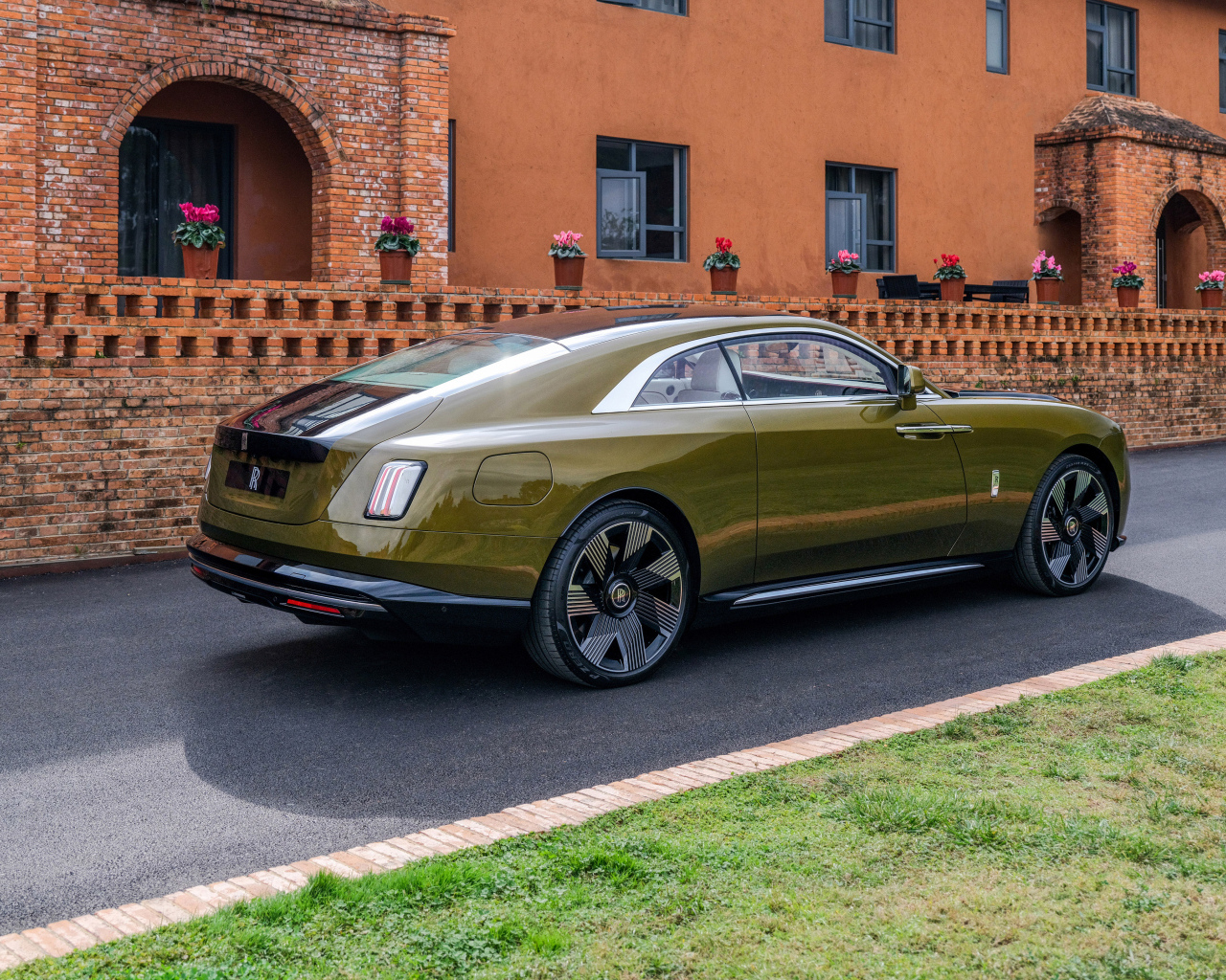 Автомобиль Rolls-Royce Spectre 2023 года вид сзади