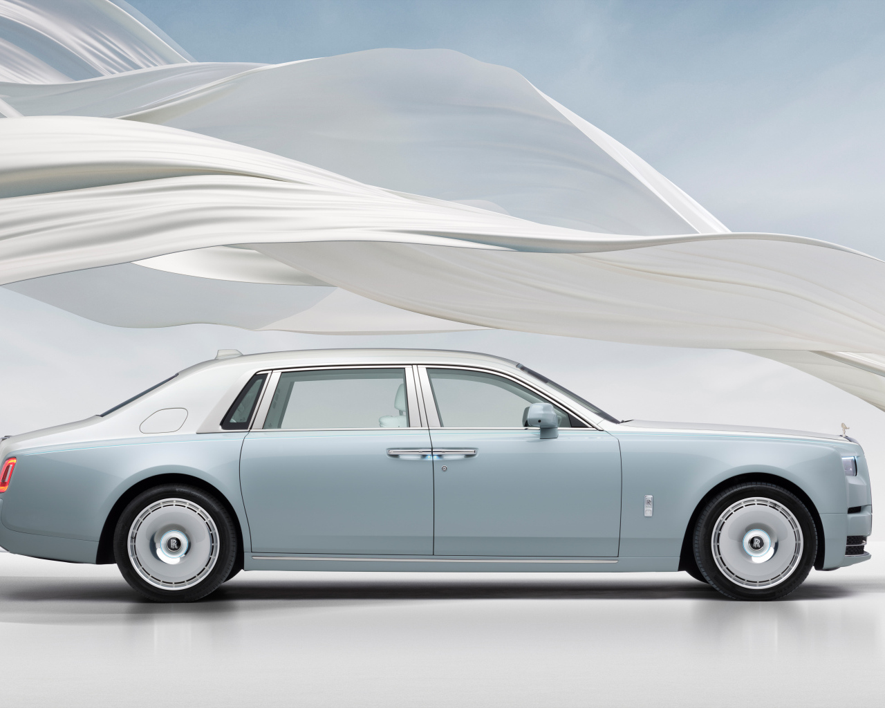 Автомобиль Rolls-Royce Phantom Scintilla 2025 года вид сбоку
