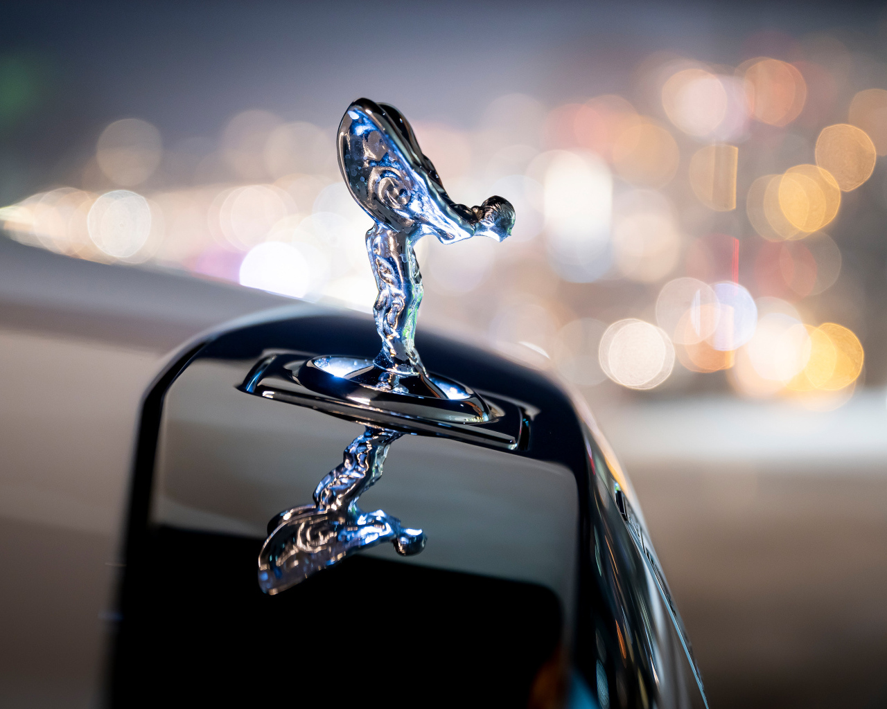 Красивое украшение на капоте автомобиля Rolls-Royce Spirit