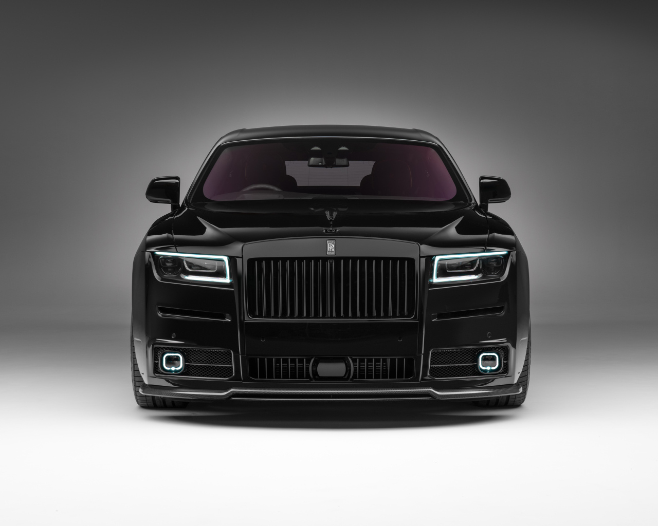 Черный автомобиль  Rolls-Royce Ghost  вид спереди