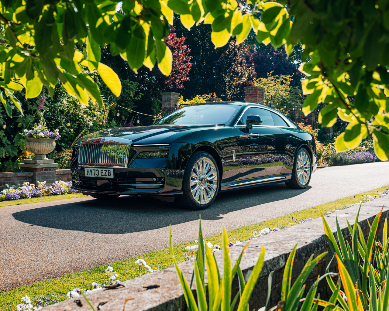 Черный Rolls-Royce Spectre на дороге