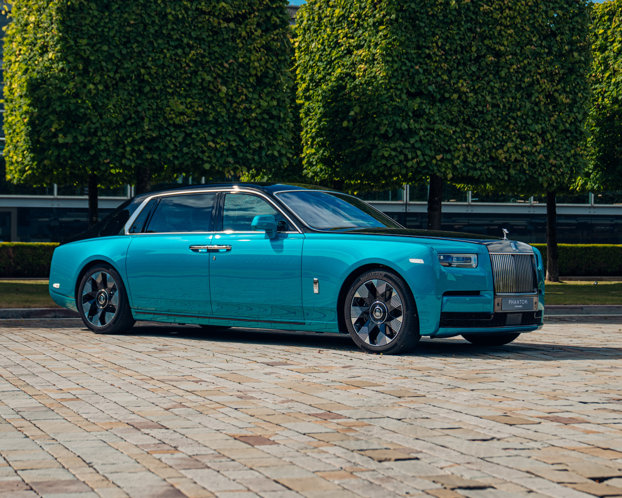 Голубой автомобиль Rolls-Royce Phantom