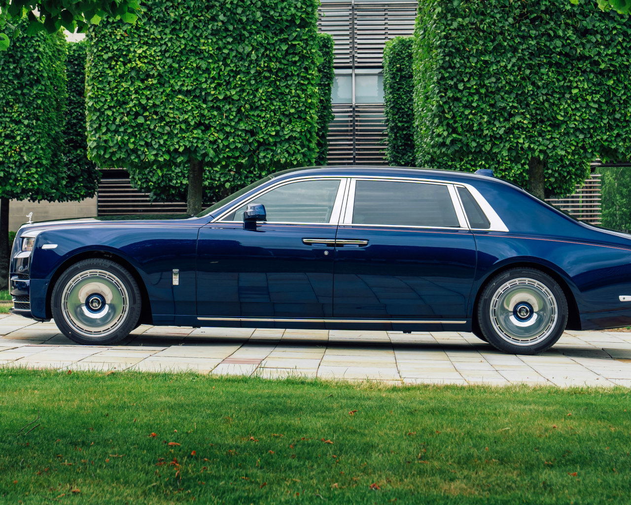 Синий автомобиль Rolls-Royce Phantom  вид сбоку