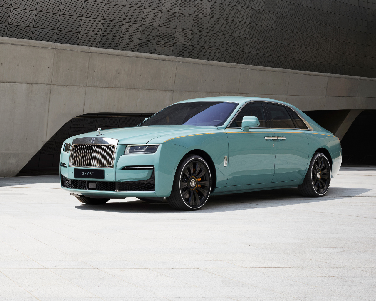 Дорогой престижный автомобиль Rolls-Royce Ghost