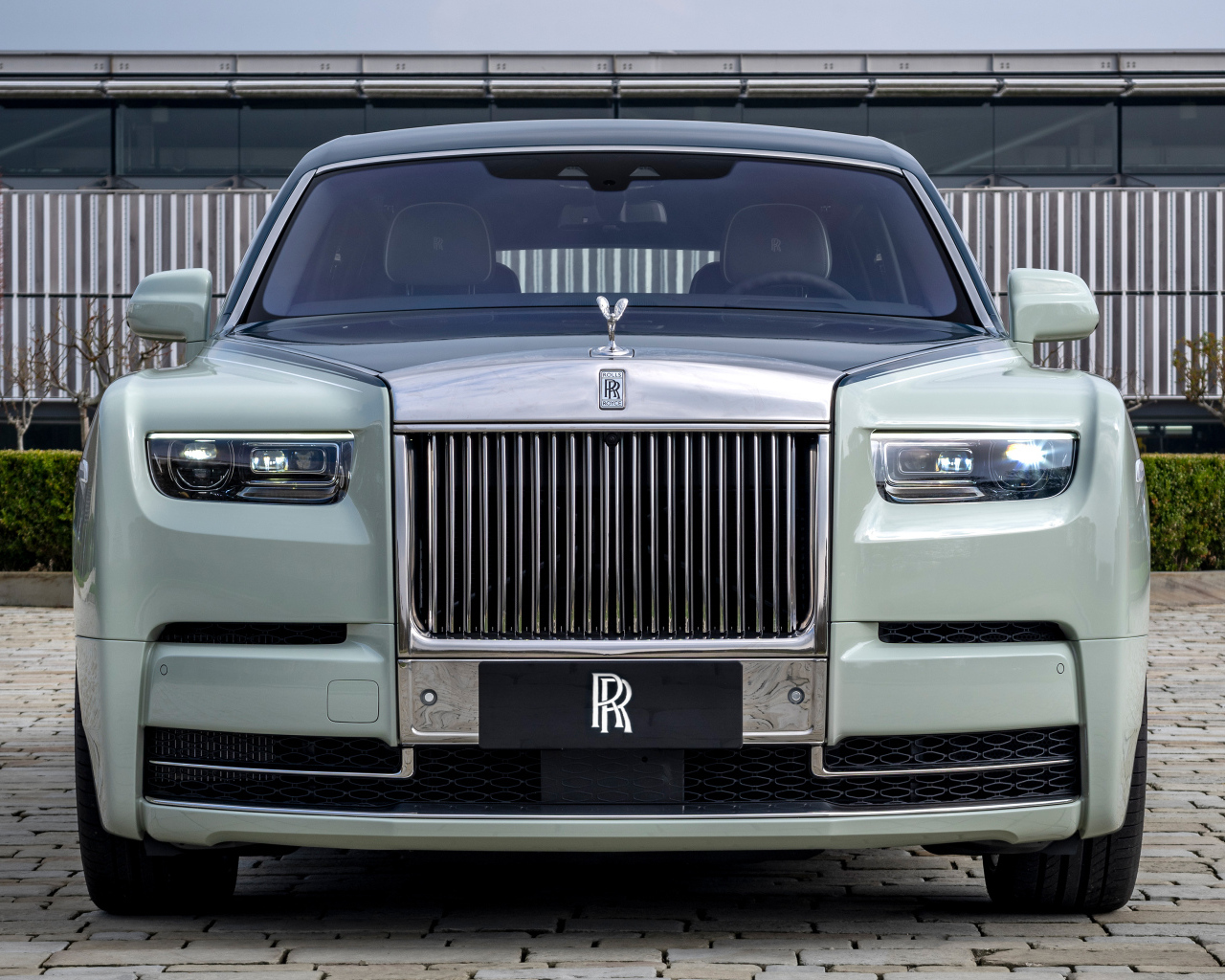 Вид спереди на автомобиль Rolls-Royce Phantom EWB Magnetism 2024 года