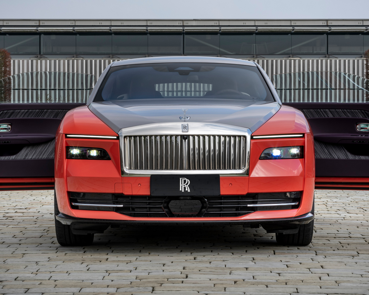 Вид спереди на автомобиль Rolls-Royce Spectre Escapism 2024 года