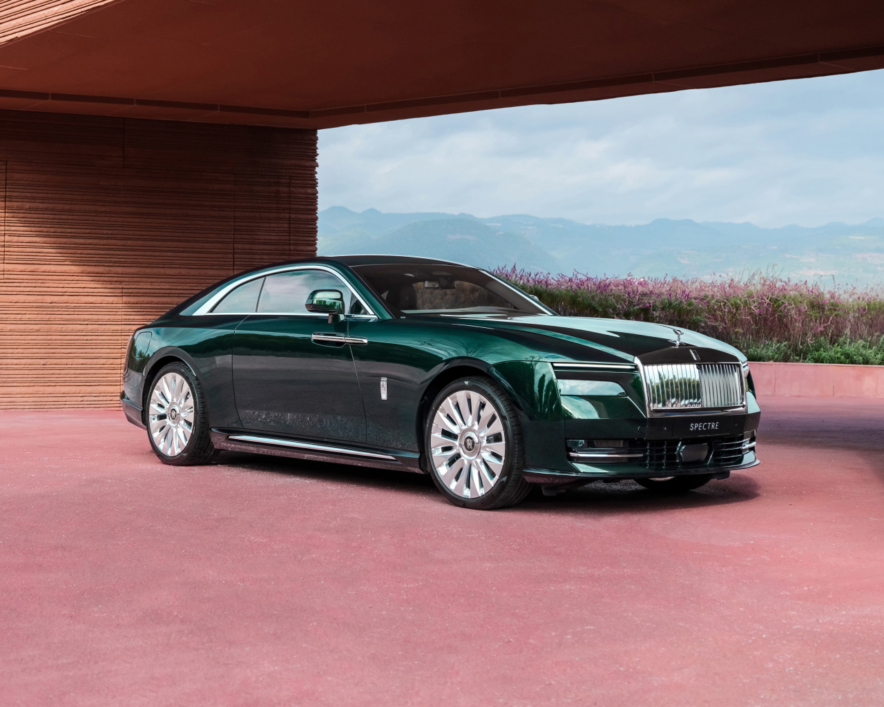 Зеленый автомобиль Rolls-Royce Spectre