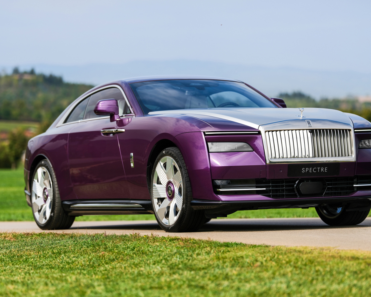 Сиреневый автомобиль Rolls-Royce Spectre
