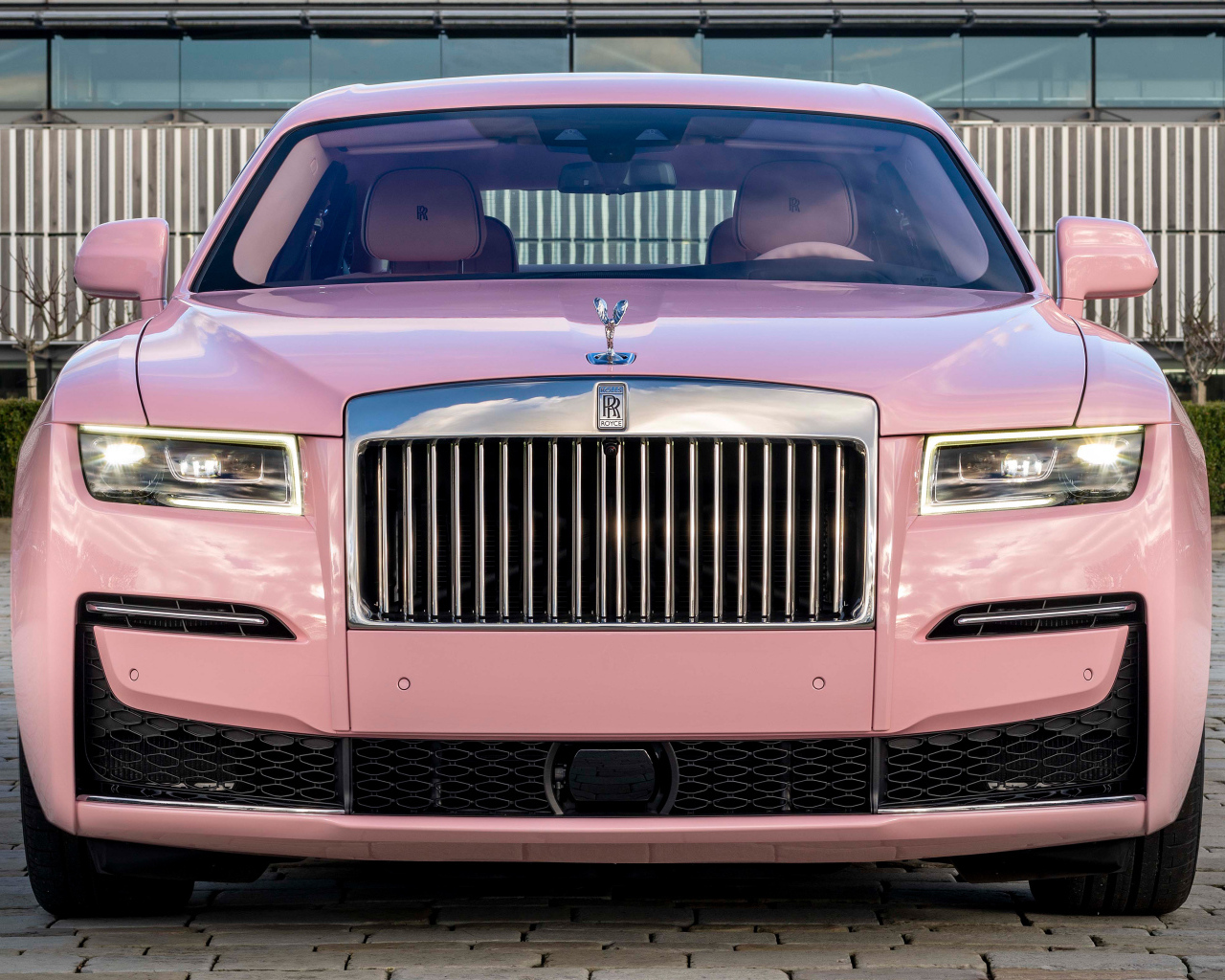 Розовый автомобиль Rolls-Royce Ghost вид спереди