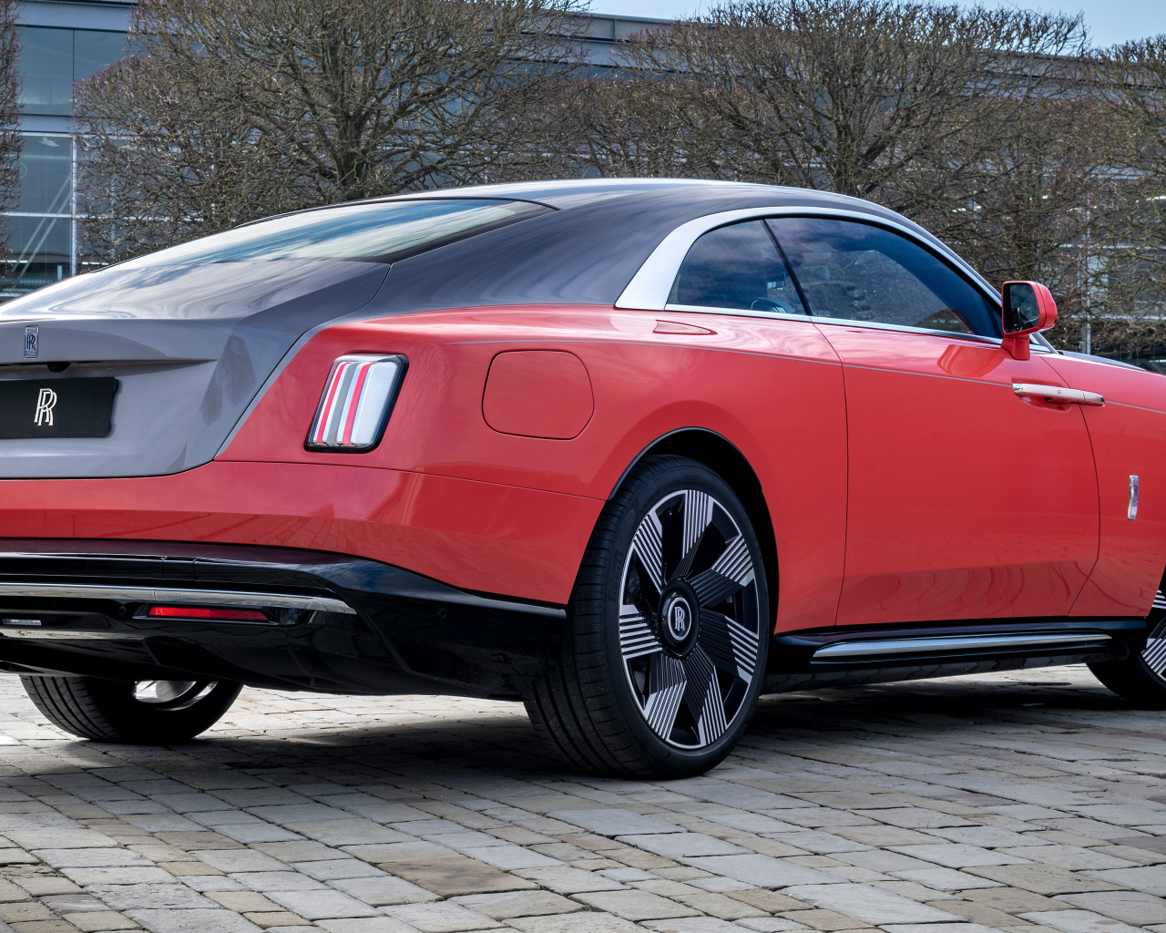 Вид сзади на автомобиль Rolls-Royce Spectre Escapism 2024 года