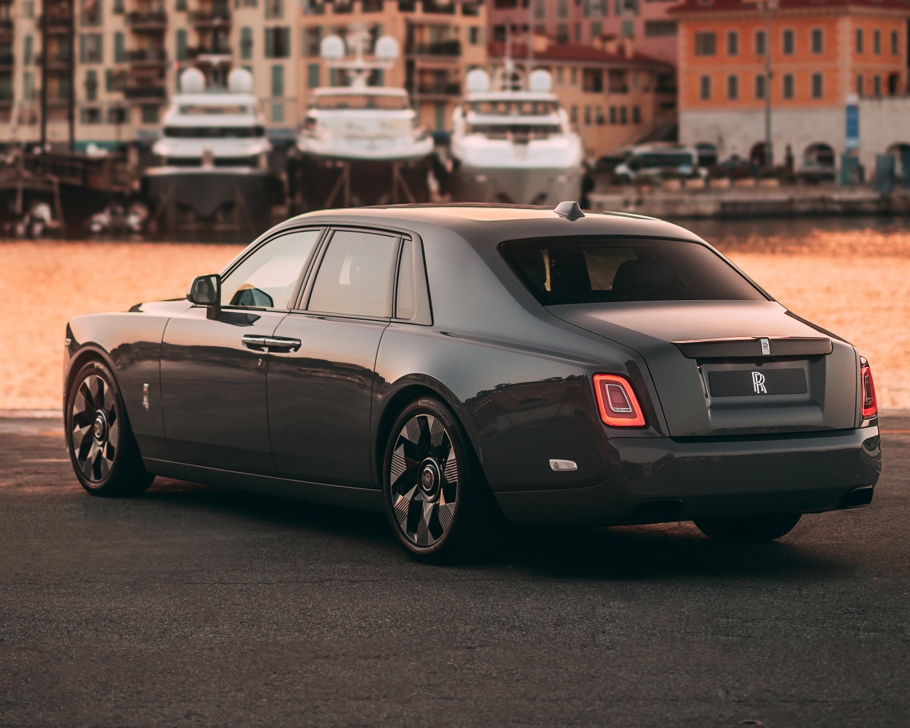 Вид сзади на автомобиль Rolls-Royce Phantom Rear